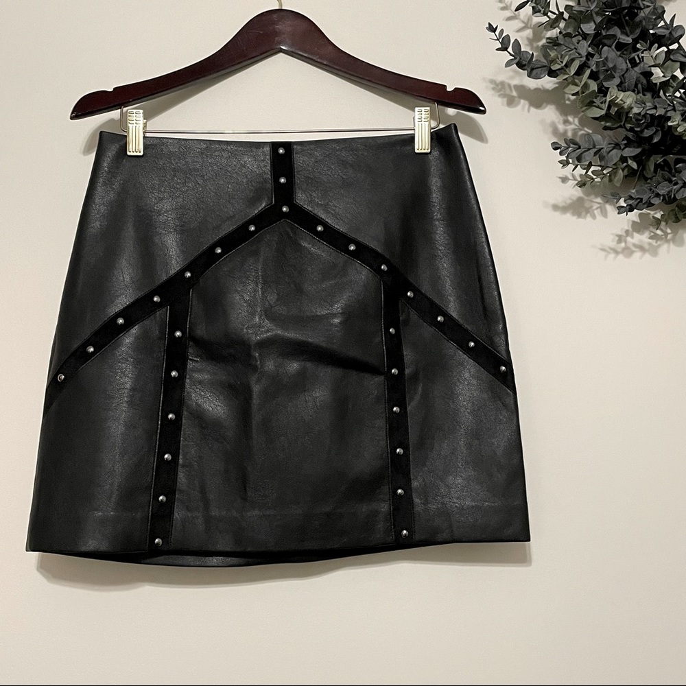 💋 BCBG Faux Leather Mini Skirt with Suede Details, Size M